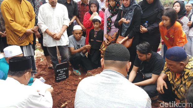 Tangis Pecah di Pemakaman Akbar Alamsyah Korban Demo Ricuh di DPR