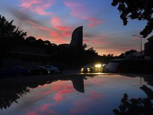 Kebakaran Hutan Meluas, 1 Juta Orang di California Hidup Tanpa Listrik