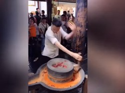 Heboh Joget Cabe, Jualan Cabe Pria Ini Viral dan Laku Keras