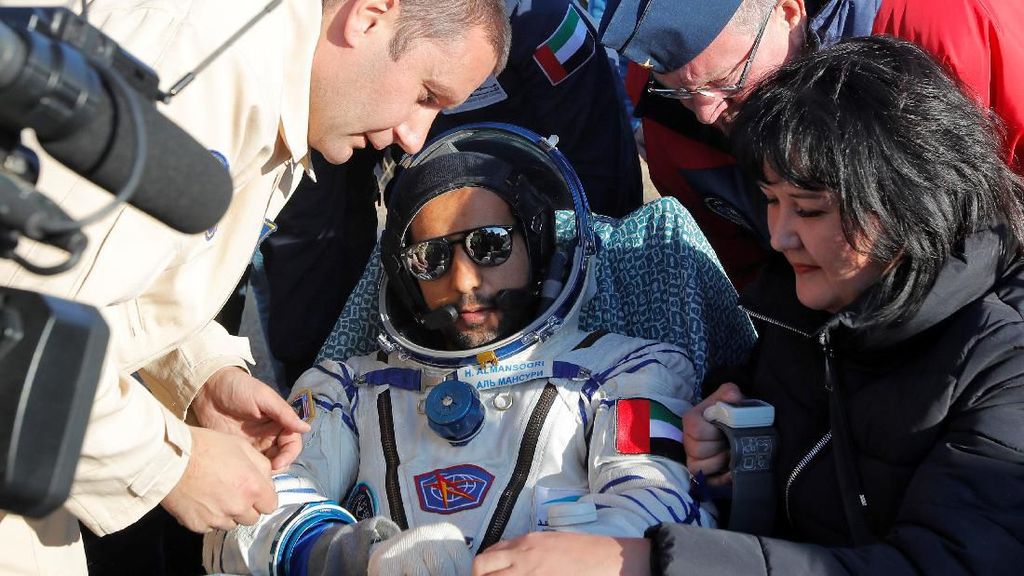 Momen Kembalinya Astronot Arab Usai Lihat Bumi Bulat