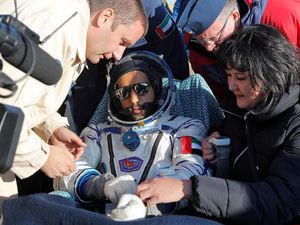 Momen Kembalinya Astronot Arab Usai Lihat Bumi Bulat Momen Kembalinya Astronot Arab Usai Lihat Bumi Bulat
