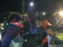 Evakuasi 3 Penumpang Mobil Tewas Tertimpa Pohon Libatkan Excavator