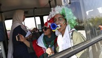 Iran untuk pertama kalinya mengizinkan perempuan menonton sepakbola secara langsung di stadion, saat menghadapi Kamboja di Stadion Azadi dalam lanjutan Kualifikasi Piala Dunia 2022, Kamis (10/10/2019). (Foto: Vahid Salemi/AP Photo)