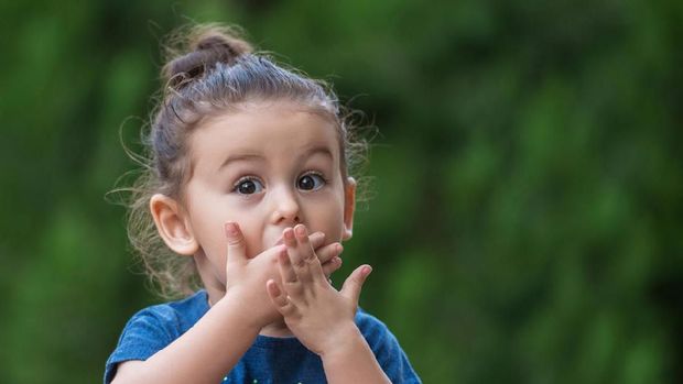 5 Respons Tepat Saat Anak Melihat Orang Tua Bercinta