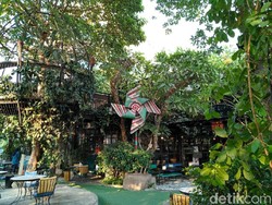 Santap Pedas Segar Gurame Sambal Matah di Resto Instagramable
