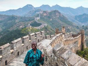 Lawan Rasisme, Wanita Kulit Hitam Ini Sudah Keliling Dunia