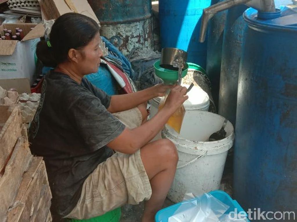 Pedagang Lamongan Sambut Gembira Pembatalan Minyak Goreng Curah Pedagang Lamongan Sambut Gembira Pembatalan Minyak Goreng Curah