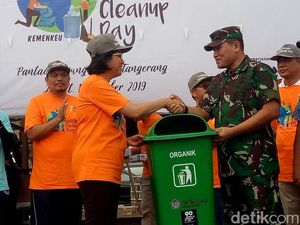 Peringati Hari Oeang, Sri Mulyani Bersihkan Pantai Tanjung Pasir Peringati Hari Oeang, Sri Mulyani Bersihkan Pantai Tanjung Pasir