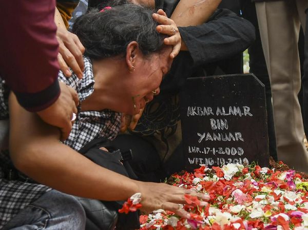 Suasana Duka Selimuti Pemakaman Korban Demo Ricuh di DPR