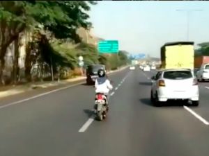 Penjelasan Psikologis Kenapa Pemotor Perempuan Sein ke Kanan Beloknya ke Kiri Penjelasan Psikologis Kenapa Pemotor Perempuan Sein ke Kanan Beloknya ke Kiri