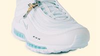 Foto: Rupa Sneakers Yesus Rp 42 Juta, Isinya Air Suci Sungai Yordan  