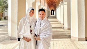 Paula Umrah Bareng Baim Wong di Kehamilan 7 Bulan, Tampil Cantik Berhijab