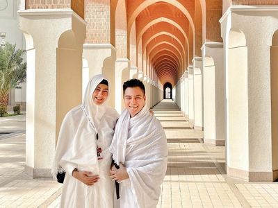 Paula Umrah Bareng Baim Wong di Kehamilan 7 Bulan, Tampil Cantik Berhijab