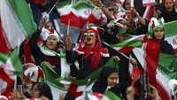 Perempuan Iran mengekspresikan dirinya semerdeka mungkin. Mereka bernyanyi, berfoto-foto, mengibarkan bendera, seraya mendukung tim nasionalnya berlaga di Kualifikasi Piala Dunia 2022. (Foto: Vahid Salemi/AP Photo)
