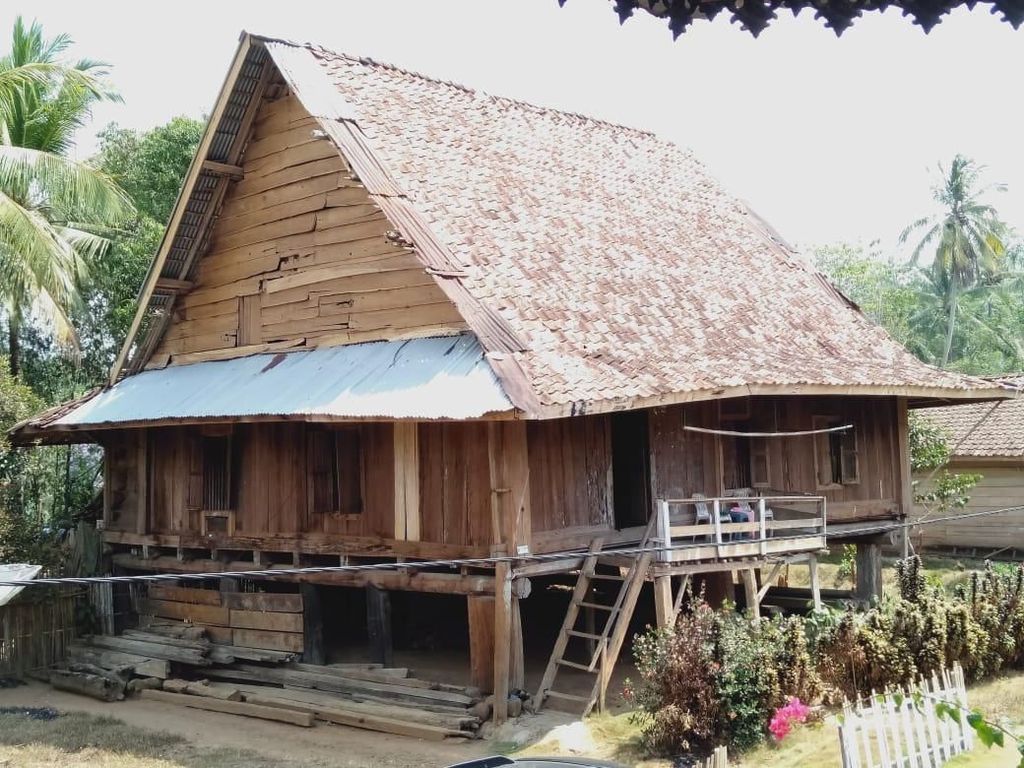 Hanya Pakai Kayu, Rumah Adat di Desa Wisata Ini Usianya 200 Tahun Hanya Pakai Kayu, Rumah Adat di Desa Wisata Ini Usianya 200 Tahun