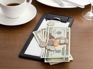 Bikin Terharu! 5 kisah Pelayan Restoran yang Dapat Tip Hingga Ratusan Juta