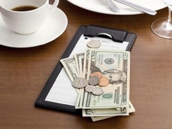 Bikin Terharu! 5 kisah Pelayan Restoran yang Dapat Tip Hingga Ratusan Juta