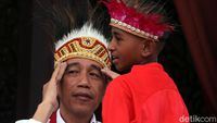 Ketika Jokowi Pakai Topi Rumbai