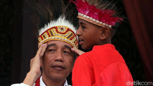 Ketika Jokowi Pakai Topi Rumbai