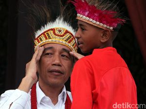 Ketika Jokowi Pakai Topi Rumbai