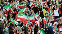 Iran mengizinkan perempuan menonton sepakbola di stadion usai didesak internasional. Desakan muncul karena sampai ada korban jiwa atas pelarangan tersebut. Bulan lalu, Sahar Khodayari meninggal dunia usai bakar diri karena takut dipenjara, setelah sempat ketahuan masuk stadion dan ditangkap polisi. (Foto: Amin M. Jamali/Getty Images)