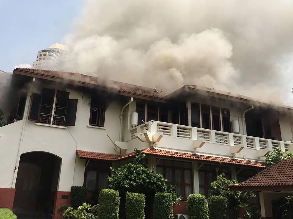 Video Penampakan Amukan Api di KBRI Bangkok Video Penampakan Amukan Api di KBRI Bangkok