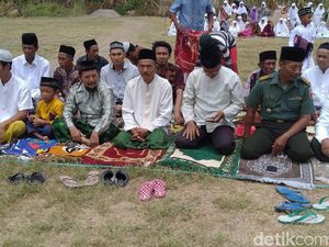 Warga Lamongan Gelar Salat Istisqo di Bantaran Sungai Bengawan Solo Warga Lamongan Gelar Salat Istisqo di Bantaran Sungai Bengawan Solo