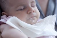 Bayi Gumoh atau Muntah, Begini Cara Membedakannya Bunda