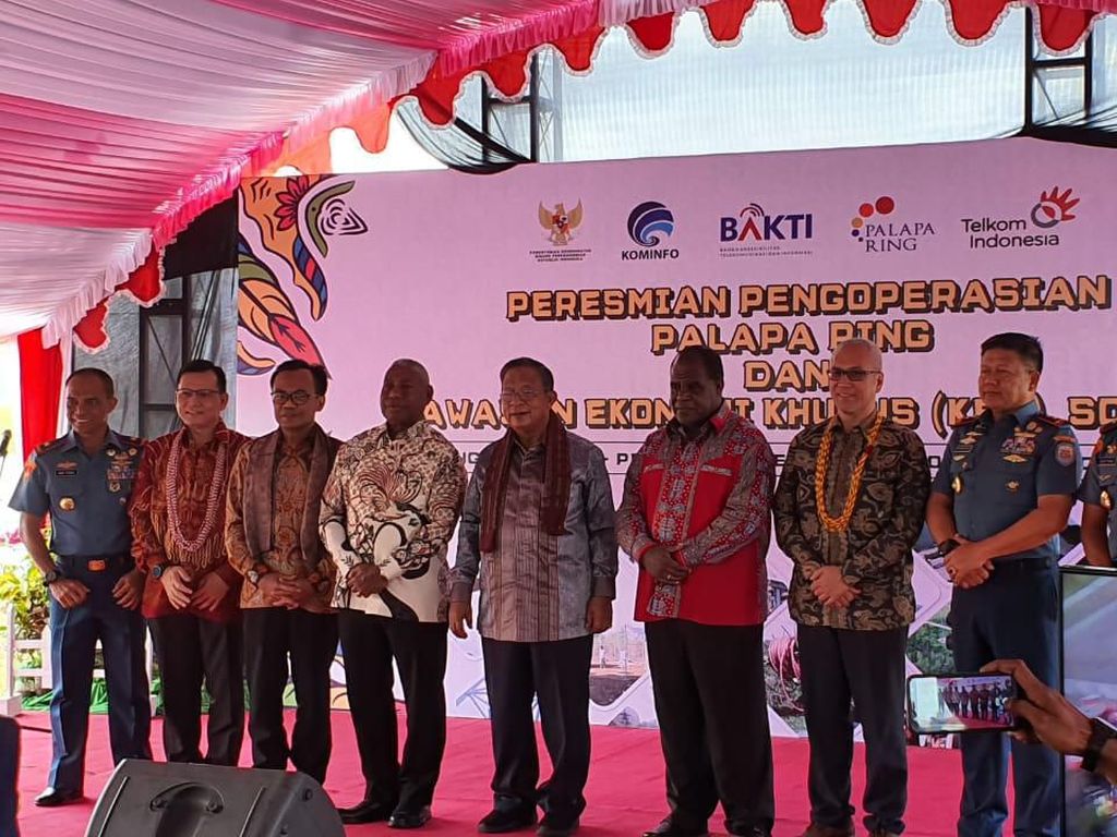 Darmin Resmikan Kawasan Ekonomi Khusus di Sorong Darmin Resmikan Kawasan Ekonomi Khusus di Sorong