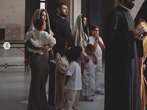Pakai Kerudung & Baju Super Ketat di Gereja, Kim Kardashian Diserang Netizen