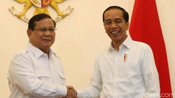 Ekspresi Jokowi Saat Bertemu Prabowo di Istana Merdeka