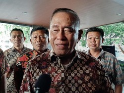 Menhan Jenguk Wiranto: Senior Saya Orang Baik, Pasti Sembuh