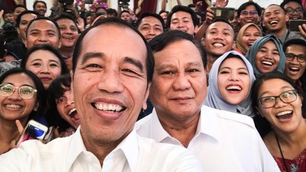 Presiden Joko Widodo bersama Ketua Umum Partai Gerindra Prabowo Subianto berfoto bersama wartawan di Istana Merdeka, Jakarta, Jumat (11/10).