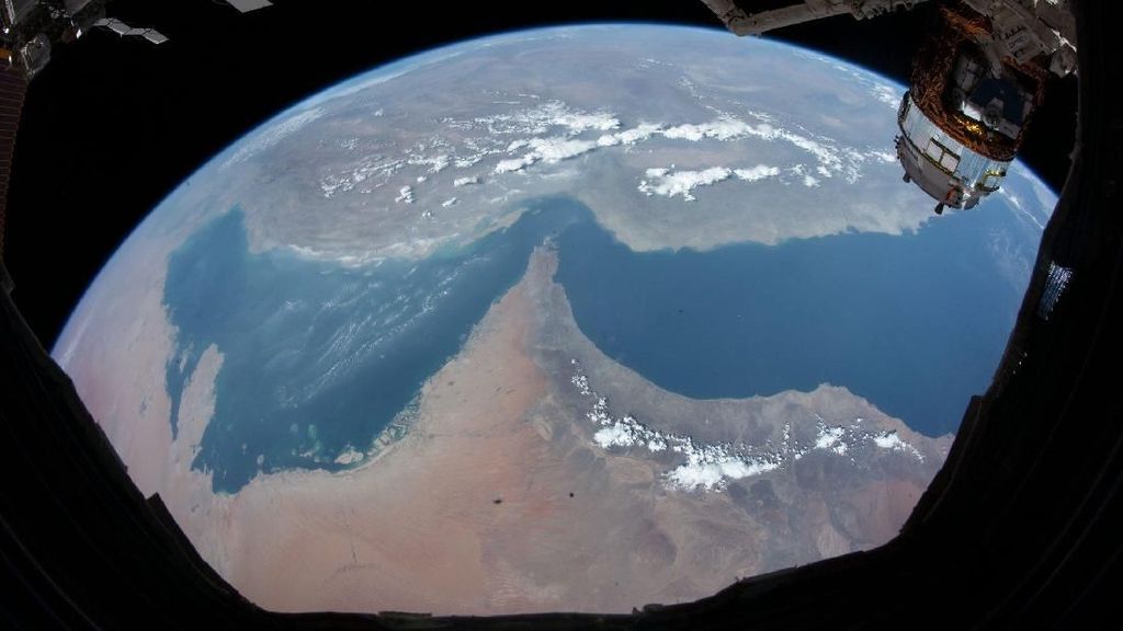 Jepretan Bumi Bulat dari Astronot Arab di Antariksa