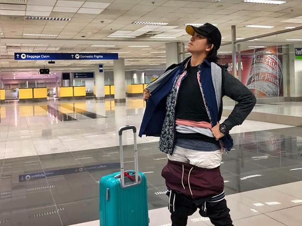 Bagasi Over Weight, Wanita Ini Akali dengan Pakai 9 Baju Sekaligus Bagasi Over Weight, Wanita Ini Akali dengan Pakai 9 Baju Sekaligus