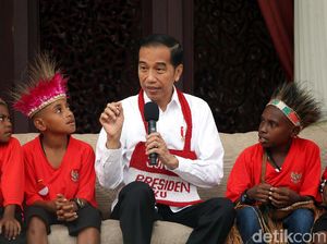 Bercengkrama dengan Anak-anak Papua, Jokowi Semringah Banget