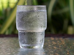 Apakah Minum Air Dingin usai Bangun Tidur Berbahaya?