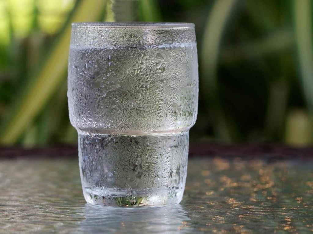 Apakah Minum Air Dingin usai Bangun Tidur Berbahaya? Apakah Minum Air Dingin usai Bangun Tidur Berbahaya?