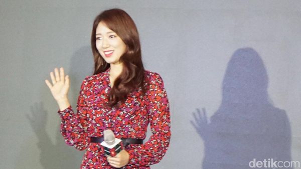 Cantiknya Park Shin Hye Bergaun Merah saat Jumpa Fans di Jakarta
