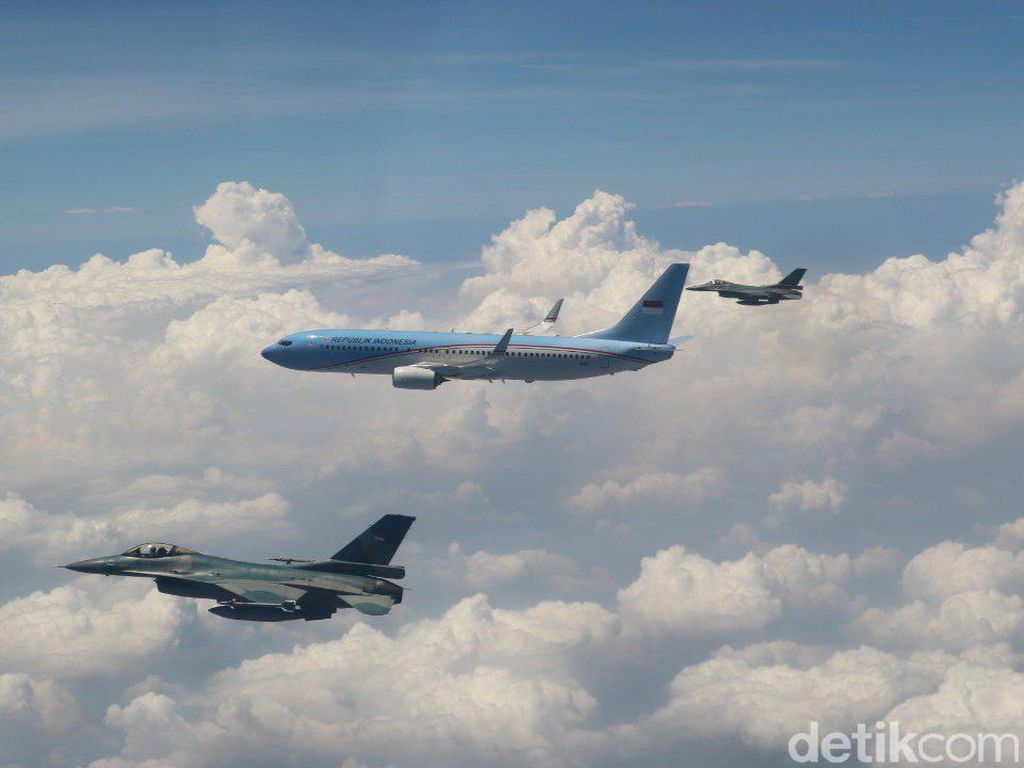 Begini Penghormatan Khusus untuk Wapres JK dari Atas Jet F-16 Begini Penghormatan Khusus untuk Wapres JK dari Atas Jet F-16