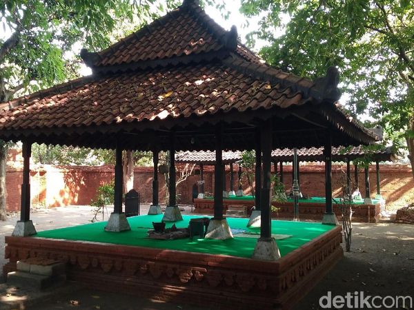 Foto: Mitos Sukses Pilkades di Petilasan Pangeran Cakrabuana