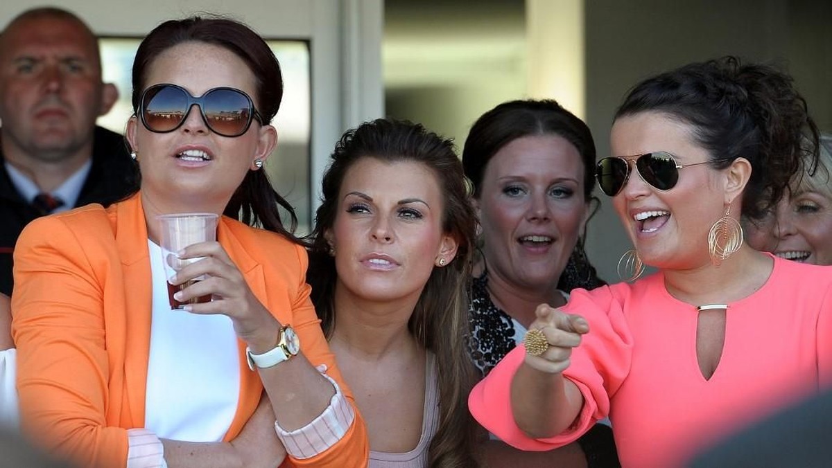 Istri Wayne Rooney, Coleen, ditantang menyelesaikan perselisihan dengan Rebekah untuk kegiatan amal di ring tinju. (Foto: AFP/Paul Ellis)