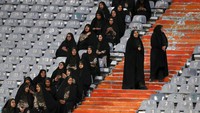 Di dalam stadion, bukan hanya para wanita tanpa jilbab yang menonton. Mereka yang bergamis panjang pun antusias duduk di tribune untuk pertama kalinya, setelah negara melarangnya sejak 1979 atau pasca Revolusi Islam. (Foto: Vahid Salemi/AP Photo)