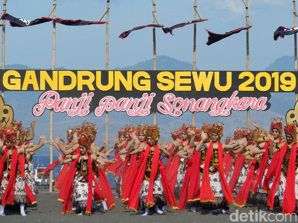 Aksi Penari di Gandrung Sewu Banyuwangi Bikin Merinding Wisatawan Aksi Penari di Gandrung Sewu Banyuwangi Bikin Merinding Wisatawan