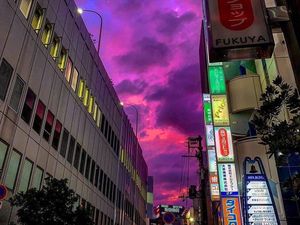 Viral! Langit Jepang Berwarna Pink Sebelum Topan Datang Viral! Langit Jepang Berwarna Pink Sebelum Topan Datang