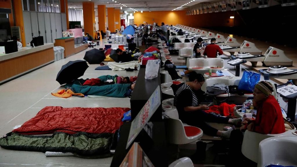 Warga Jepang Ramai-ramai Mengungsi dari Topan Monster Warga Jepang Ramai-ramai Mengungsi dari Topan Monster