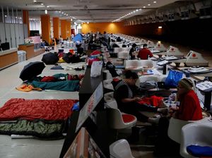 Warga Jepang Ramai-ramai Mengungsi dari Topan Monster Warga Jepang Ramai-ramai Mengungsi dari Topan Monster