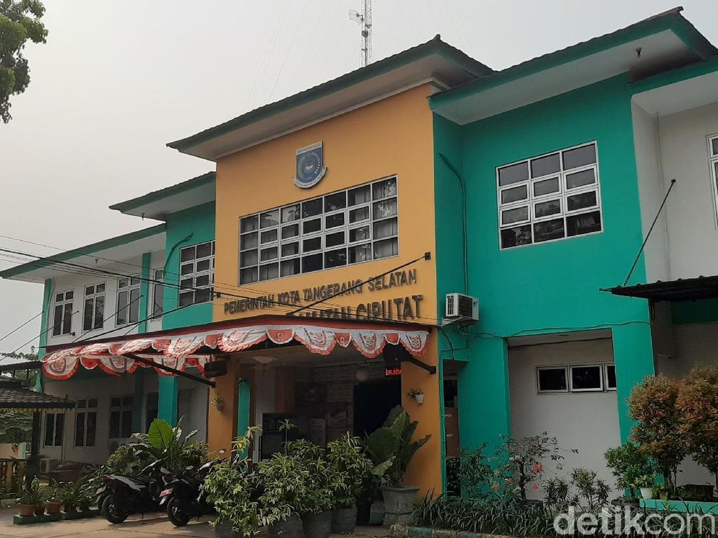 Camat Ciputat Ungkap Musabab Munculnya Surat Edaran Berbaju Gamis Hitam Camat Ciputat Ungkap Musabab Munculnya Surat Edaran Berbaju Gamis Hitam