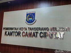 Camat Ciputat Pastikan Surat Edaran PNS Wanita Wajib Bergamis Hitam Hoax