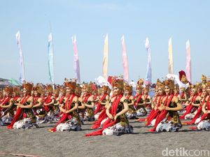 Ribuan Penari Pukau Ribuan Wisatawan di Festival Gandrung Sewu Ribuan Penari Pukau Ribuan Wisatawan di Festival Gandrung Sewu